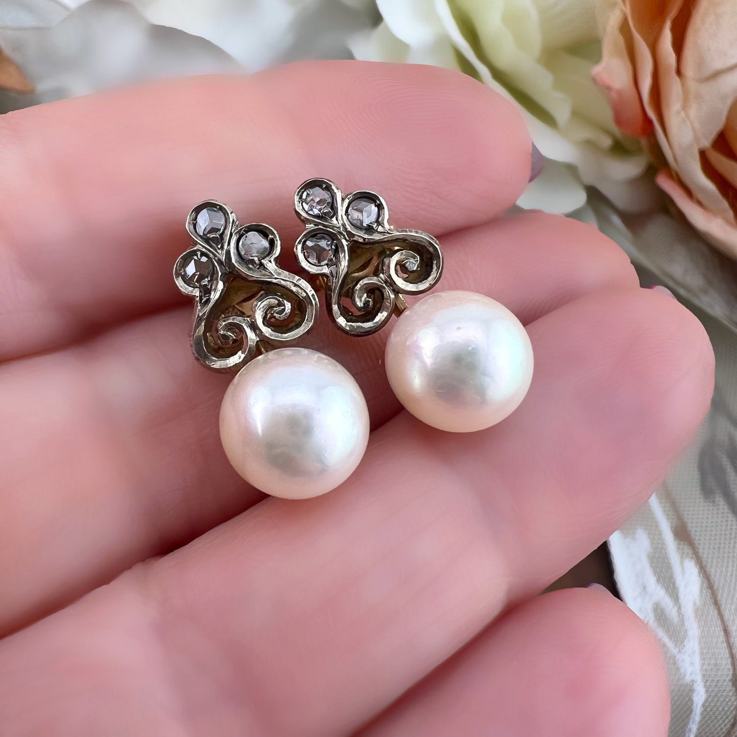 Orecchini con perle e diamanti a rosetta in oro 18 ct