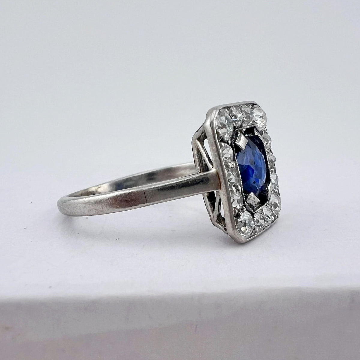 Anello Art Déco in platino con zaffiro e diamanti old mine – Europa, circa 1930