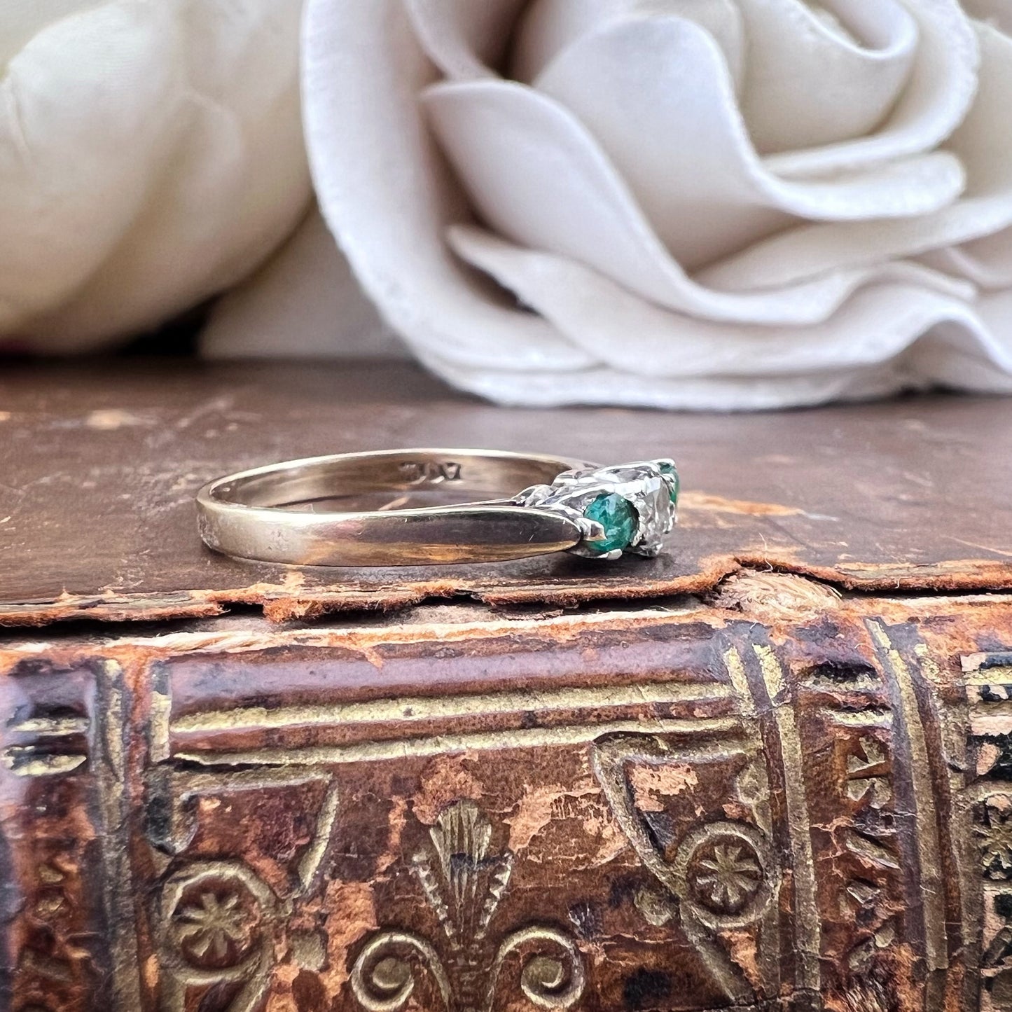 Anello Vintage Trilogy con Diamante e Smeraldi – 1981, Londra