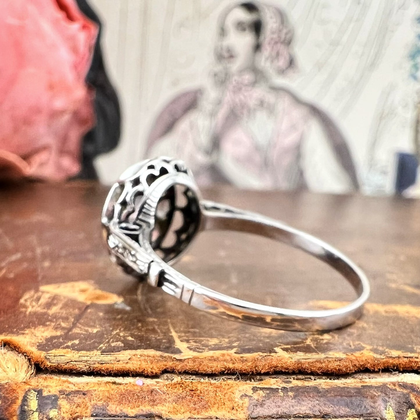 Anello Liberty anni ’20 con diamanti a motivo floreale in oro bianco 18 kt