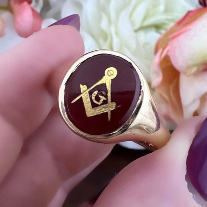 Anello chevalier massonico in oro 9k con corniola incisa del 1974