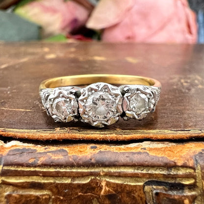 Anello Trilogy Art Déco con Diamanti Vecchia Europa in Oro 18 kt e Platino – Europa, c. 1920
