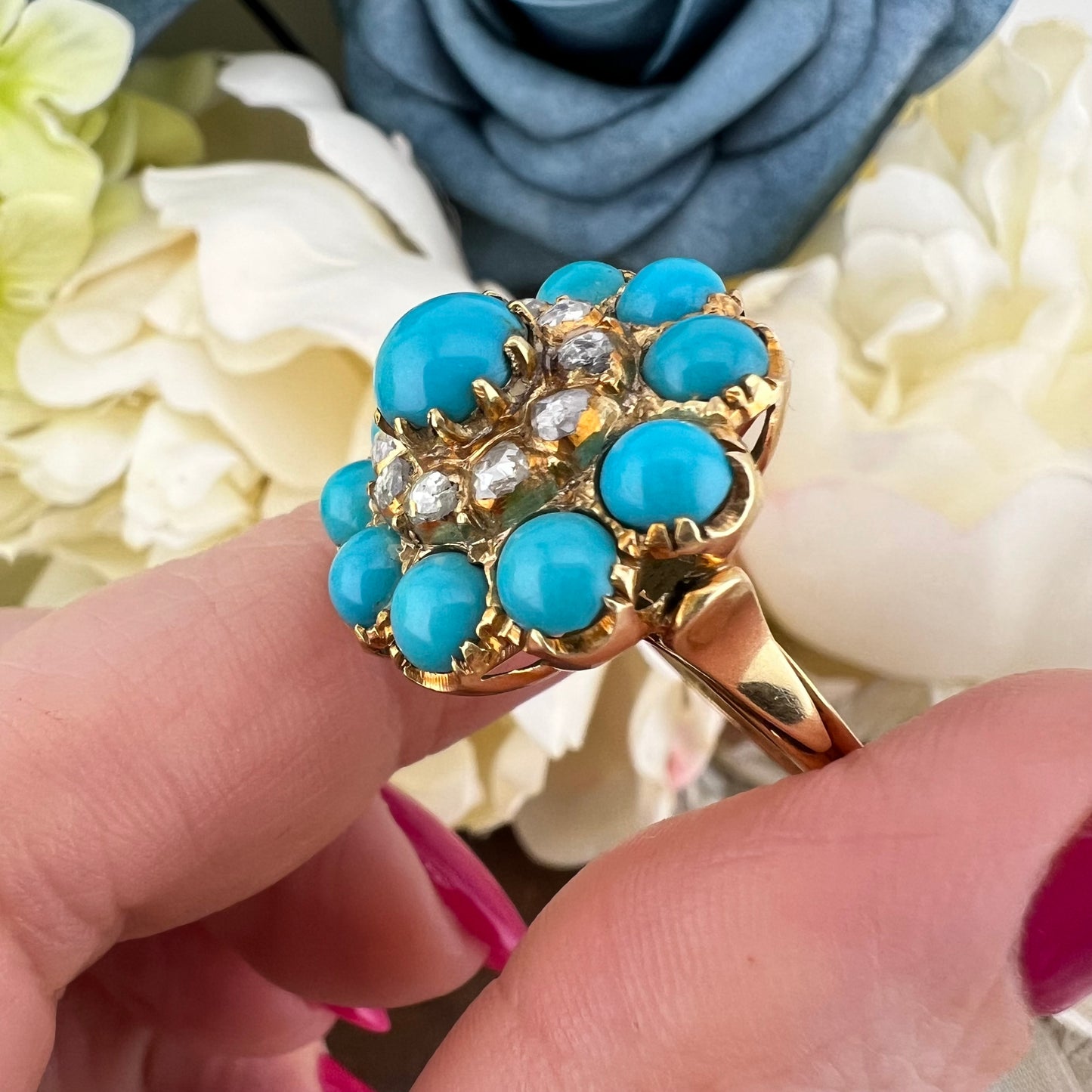 Grande anello a grappolo “Cluster” vittoriano con turchesi cabochon e diamanti “a notte”