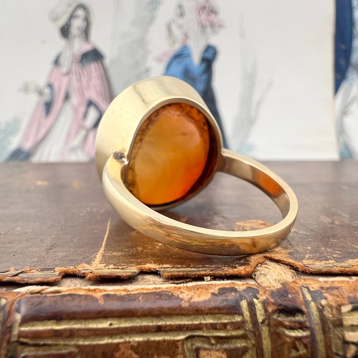 Grande anello chevalière in oro 18 carati e corniola. Italia 1970