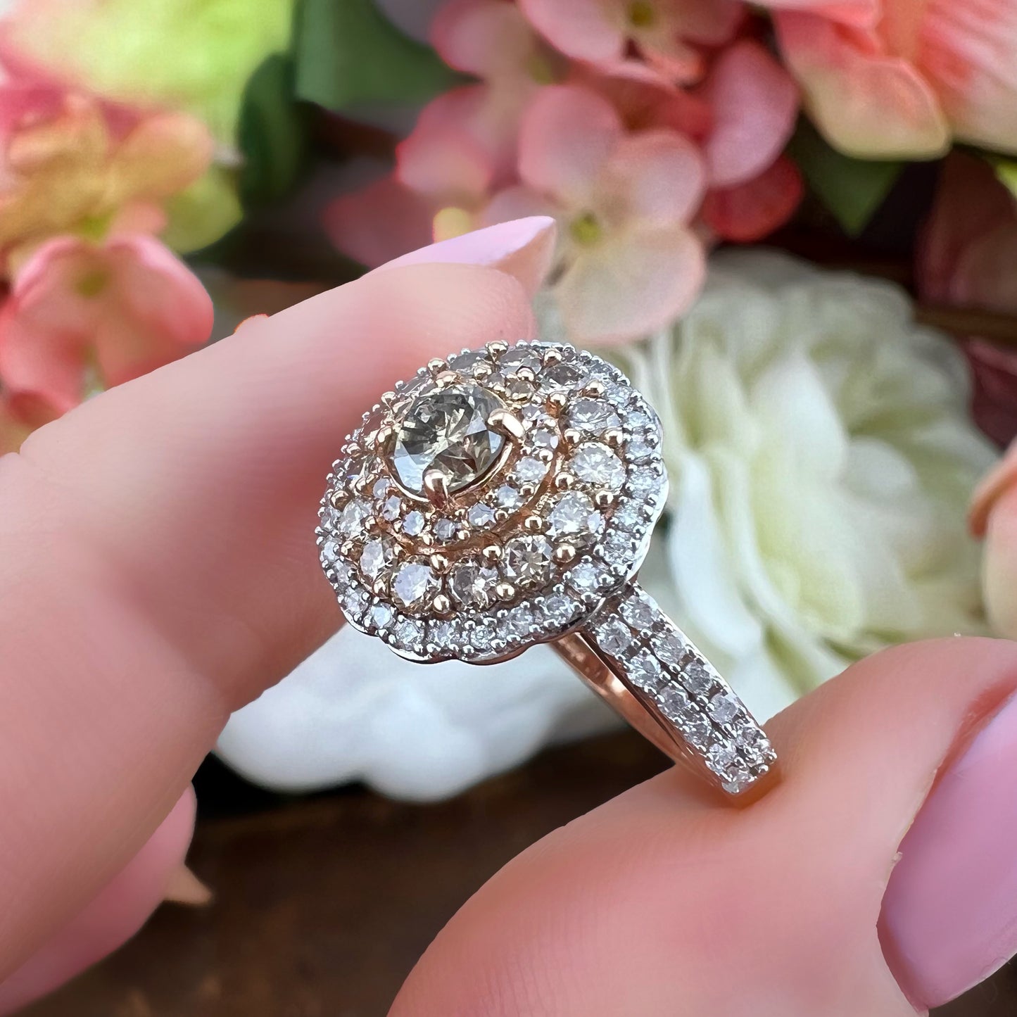 Anello vintage in oro 9k e diamanti bianchi e brown.