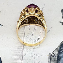 Carica l&#39;immagine nel visualizzatore di Gallery, Anello antico in oro con rubino cabochon
