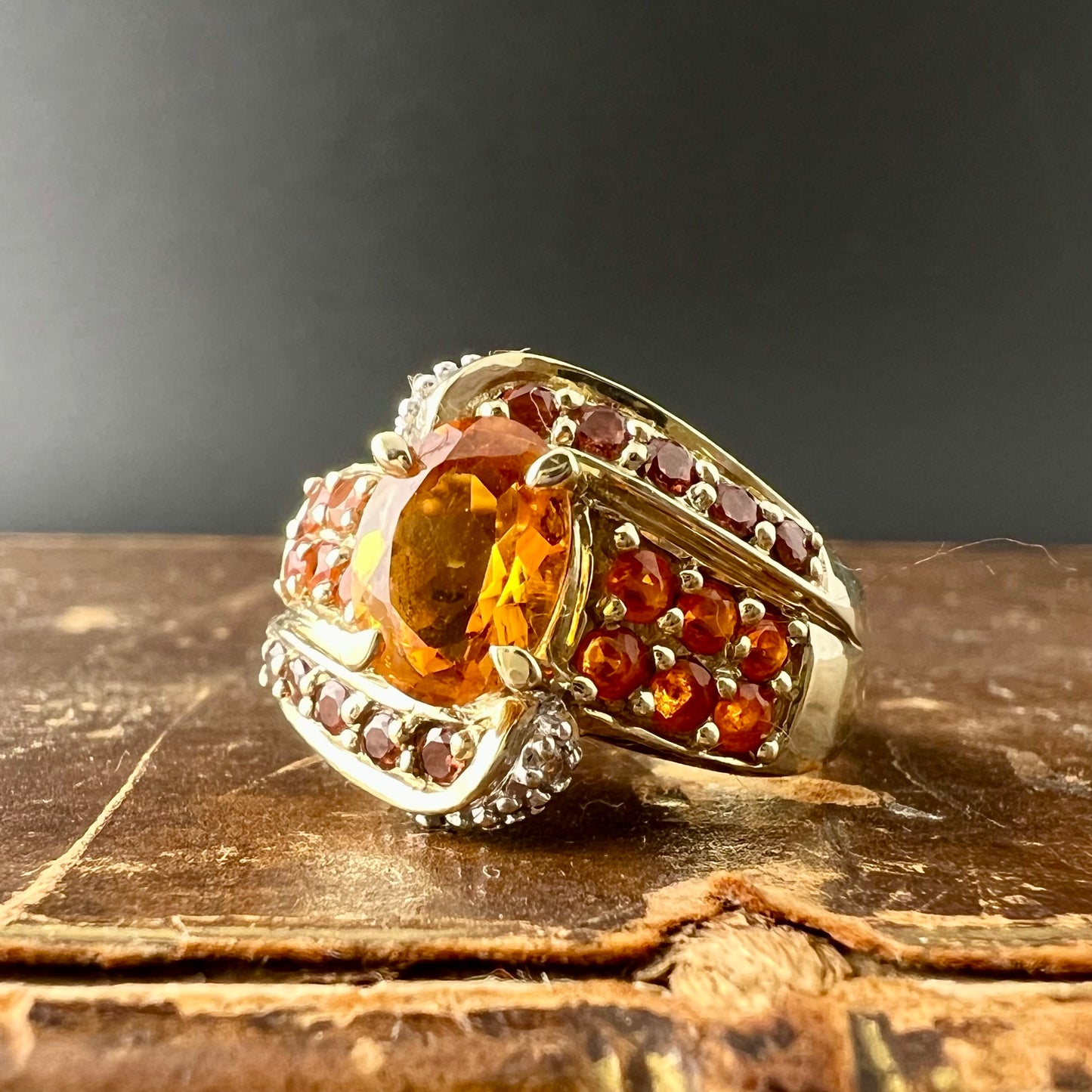 Anello inglese vintage in oro 9 ct. con citrino arancio, opali di fuoco e diamanti