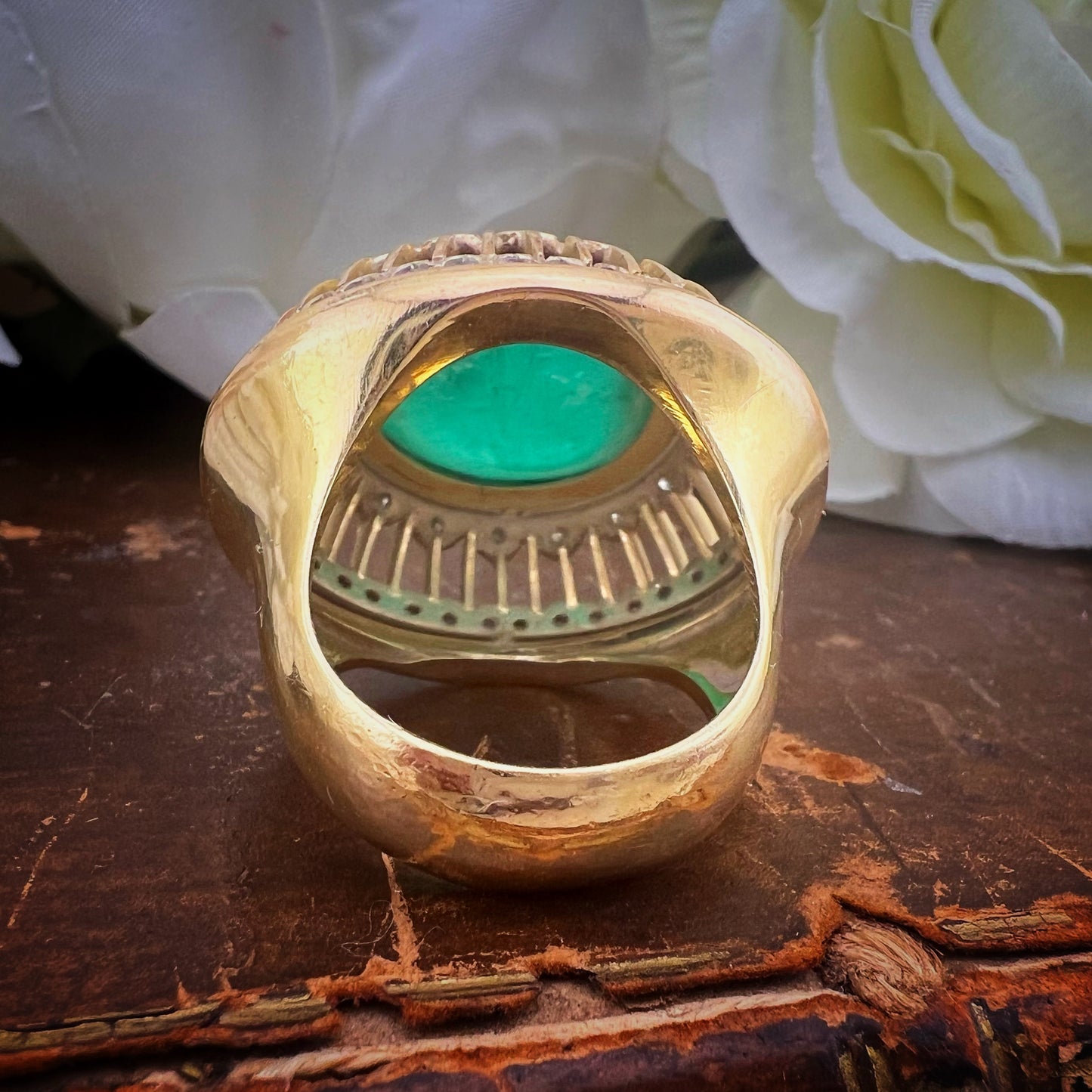 Imponente smeraldo cabochon da 20 ct su oro 18 ct e diamanti