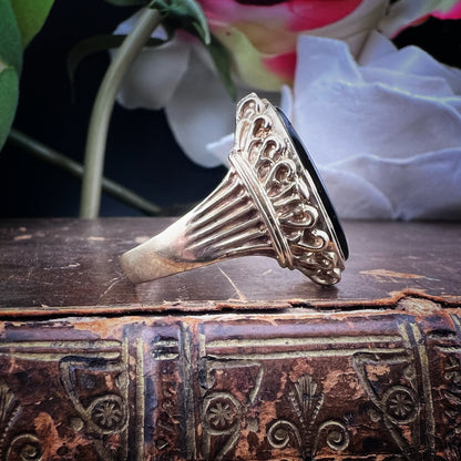 ANELLO CHEVALIER IN ORO E BASALTO SCOLPITO – LONDRA, 1972