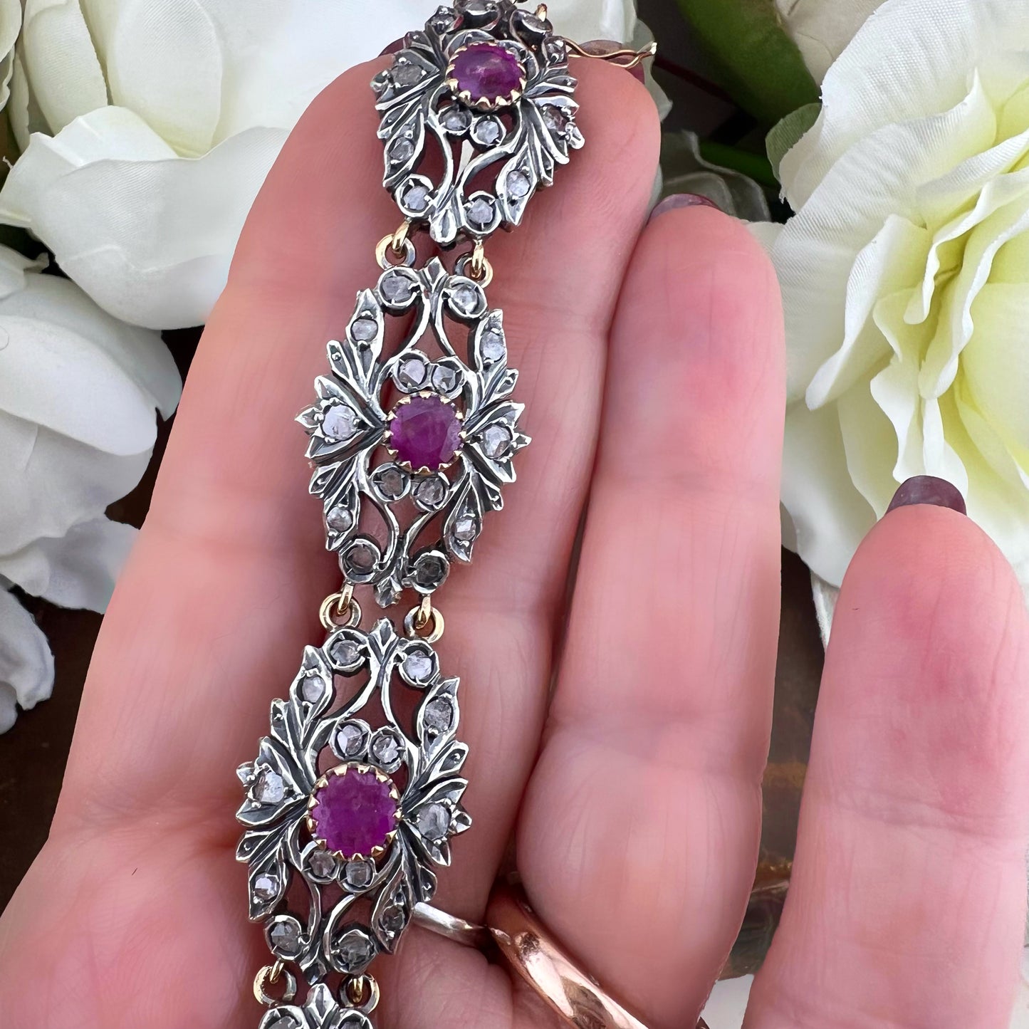 Bracciale con rubini e diamanti a rosetta in oro 18 ct e argento