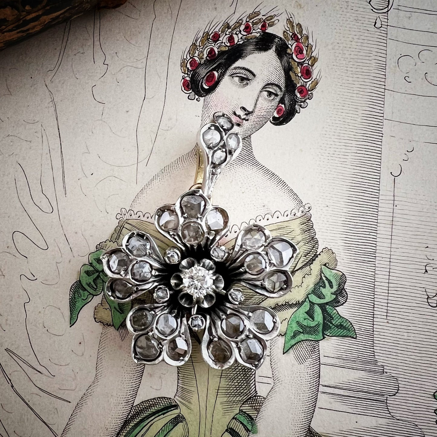 Pendente vintage a fiore in oro 18k con diamanti taglio rosa e brillante