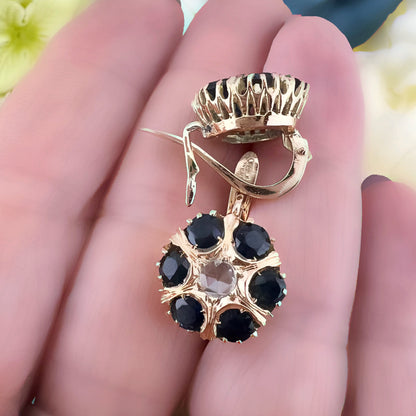 Orecchini a margherita in oro giallo con zaffiri e diamanti rosetta. Italia 1950 c.