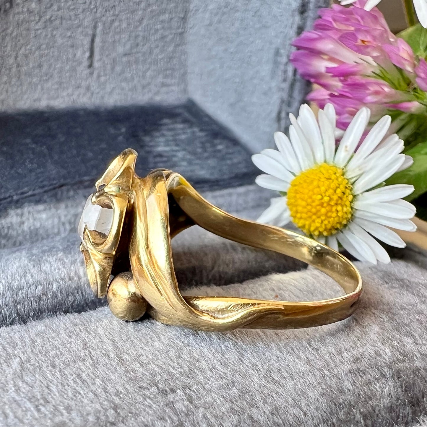 Anello a fiore primi ‘900 con topazio bianco in oro 18 ct