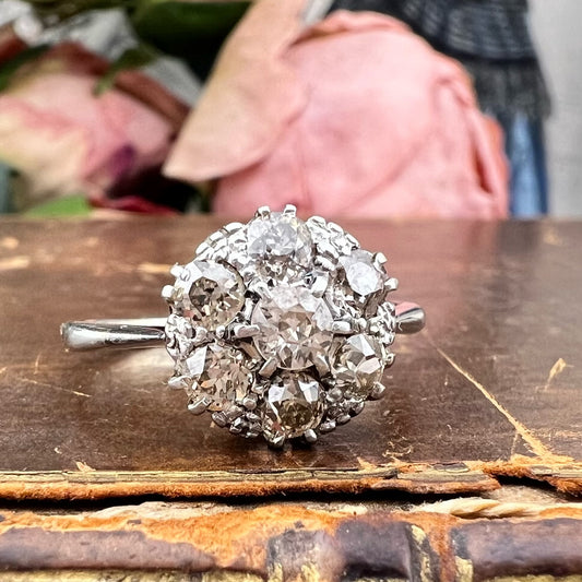 Anello a margherita con diamanti antichi old mine in oro bianco 18 kt e platino, Europa, circa 1920
