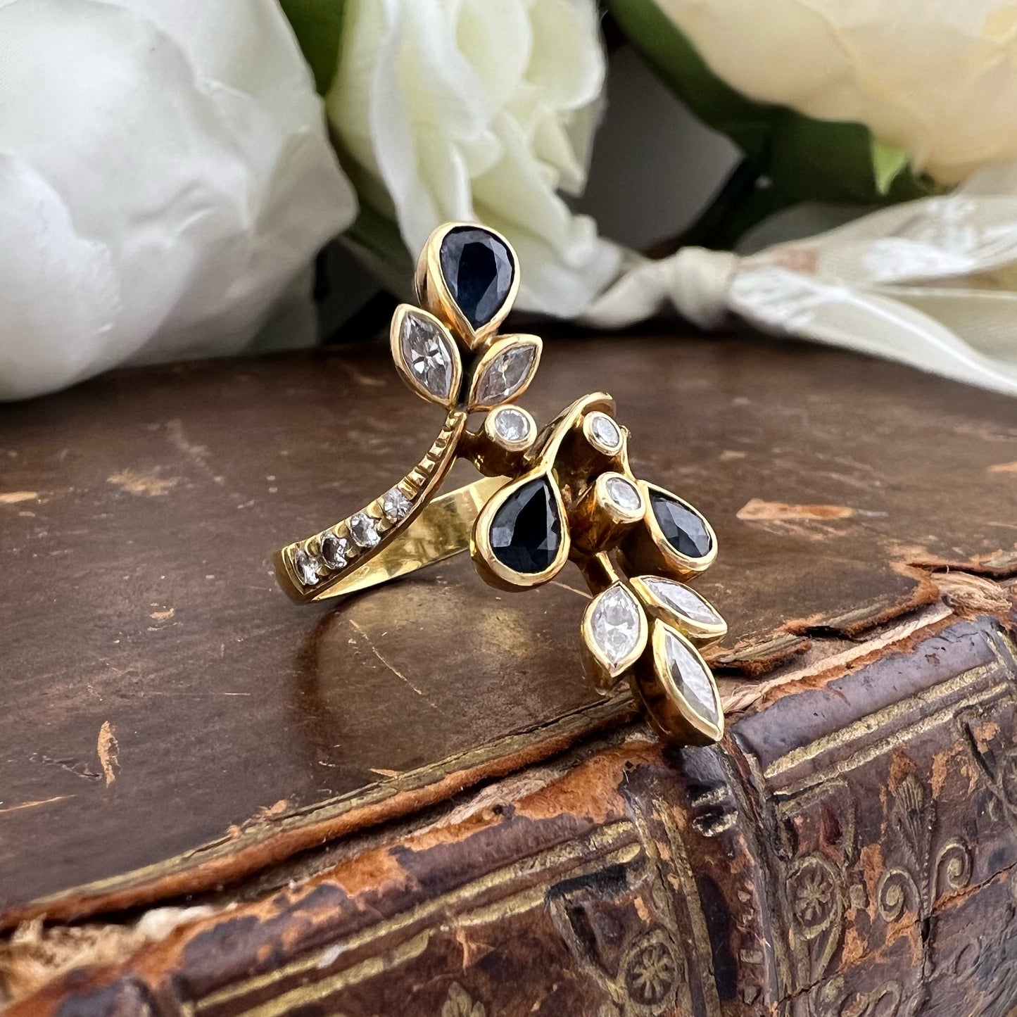 Anello a ramage verticale in oro 18k zaffiri e diamanti