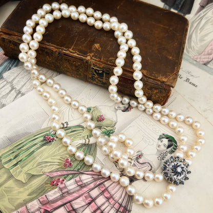 Collana girocollo a due fili di perle Akoya con chiusura in oro bianco 18 kt con diamanti e zaffiri
