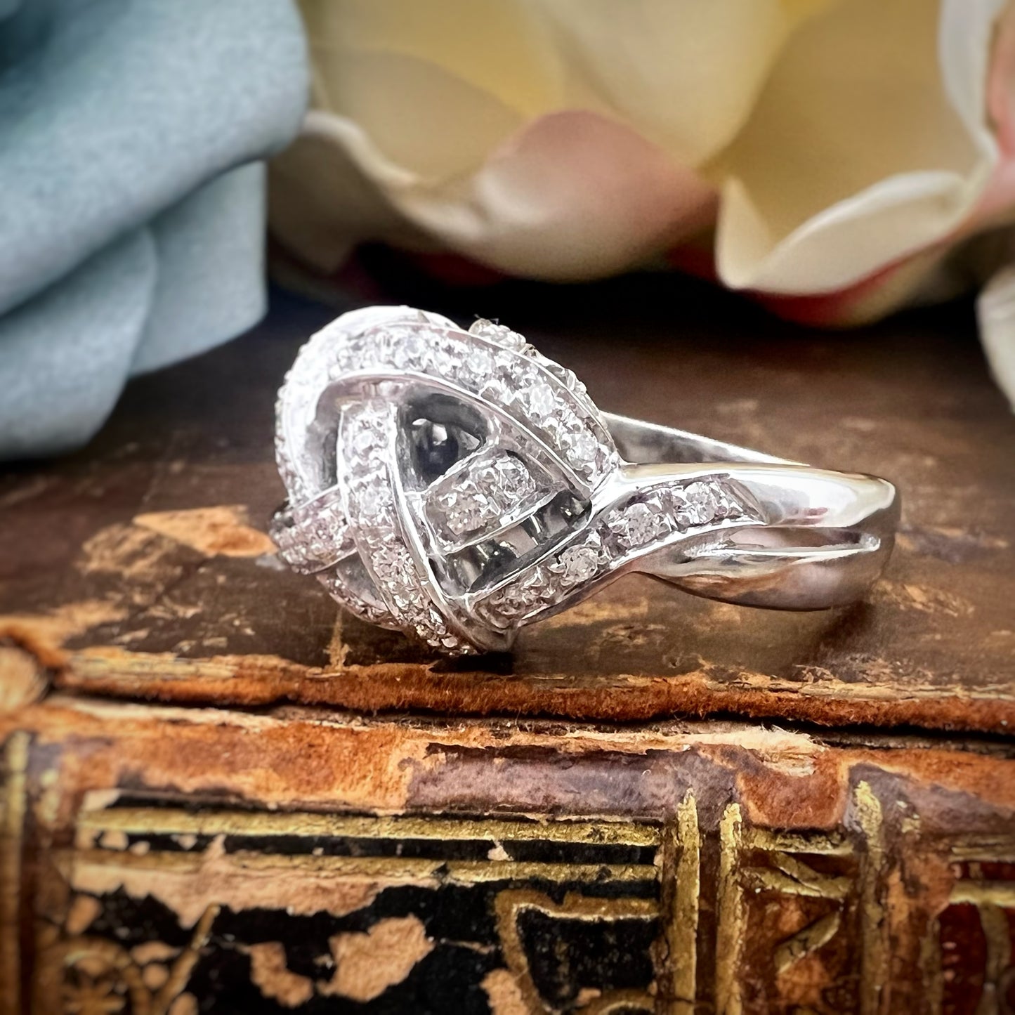 Anello Vintage Italiano “Nodo d’Amore” in Oro Bianco 18K con Diamanti