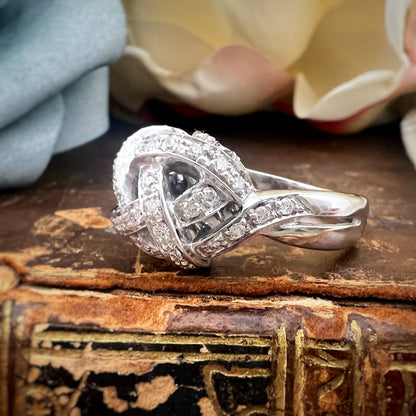 Anello Vintage Italiano “Nodo d’Amore” in Oro Bianco 18K con Diamanti