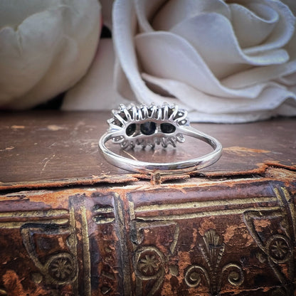 Anello Vintage in Oro Bianco 9 ct con Zaffiri e Diamanti – Londra, 1987