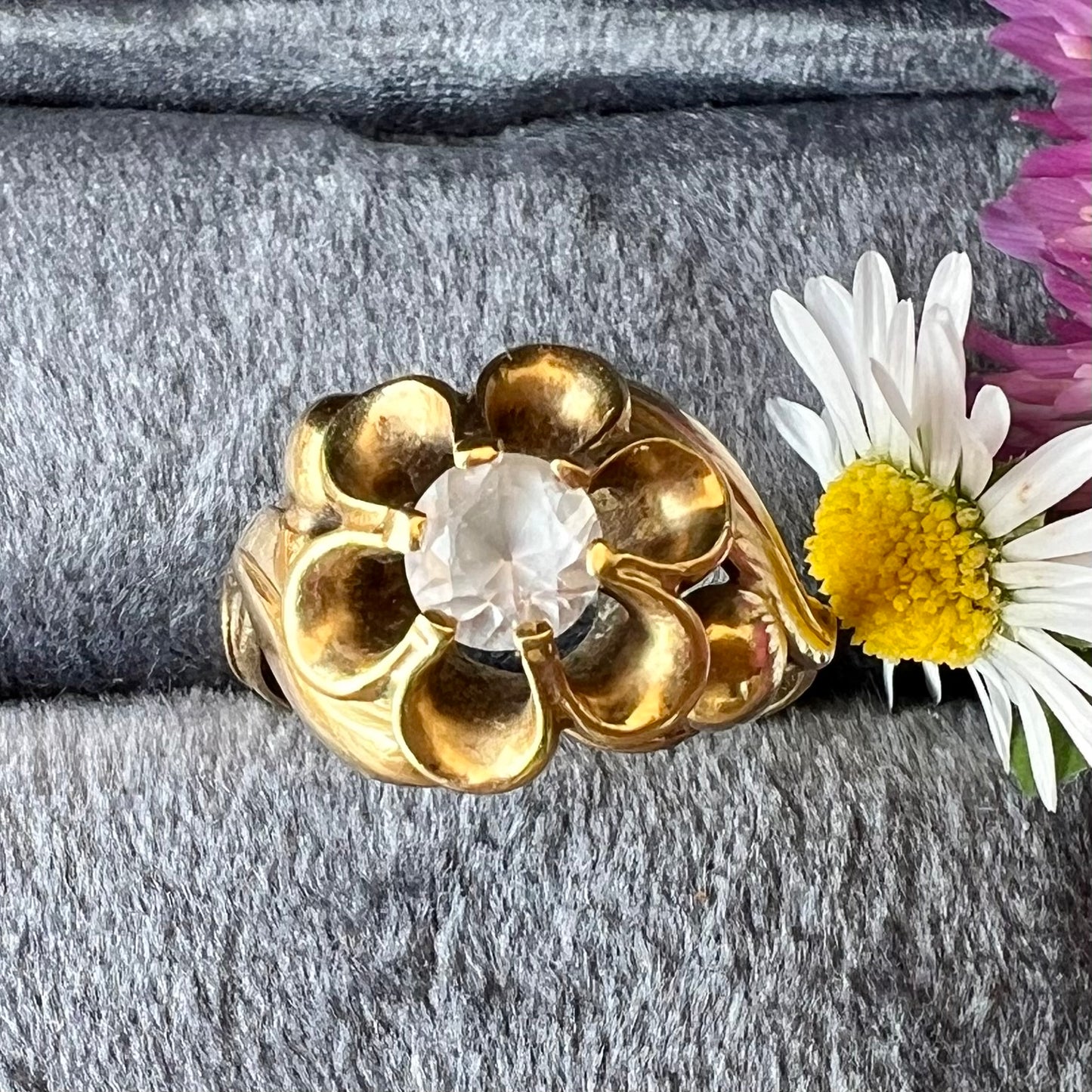 Anello a fiore primi ‘900 con topazio bianco in oro 18 ct