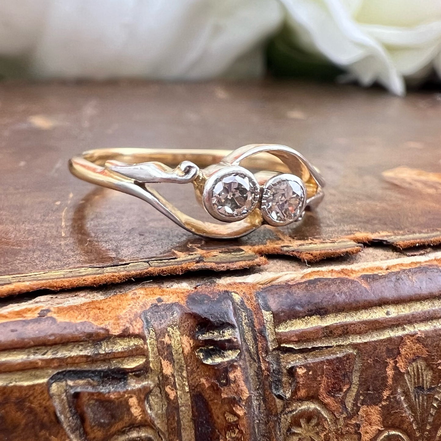 Anello antico in oro 18 e due diamanti – italia primi anni del Novecento
