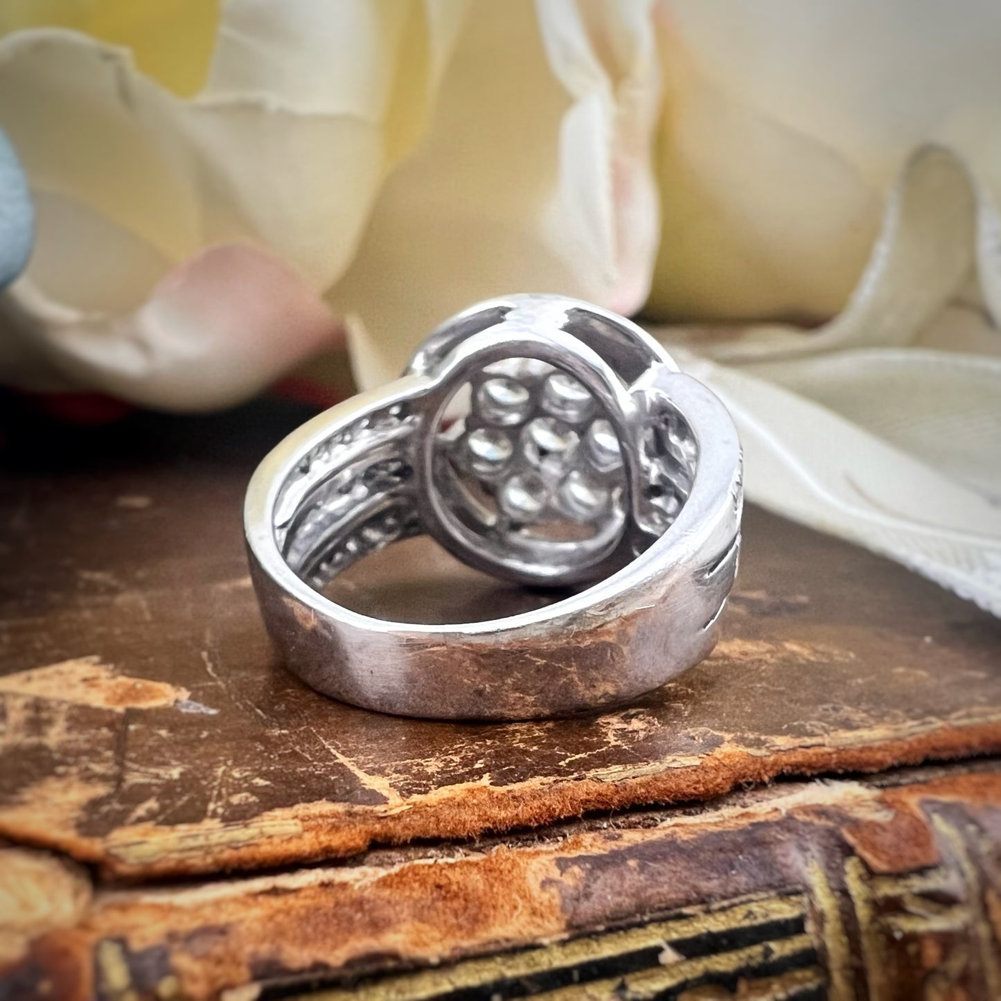 Anello vintage a margherita in oro bianco 18 kt e diamanti