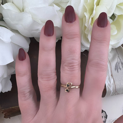 Anello in oro giallo 9 ct e zaffiri. Londra 1980