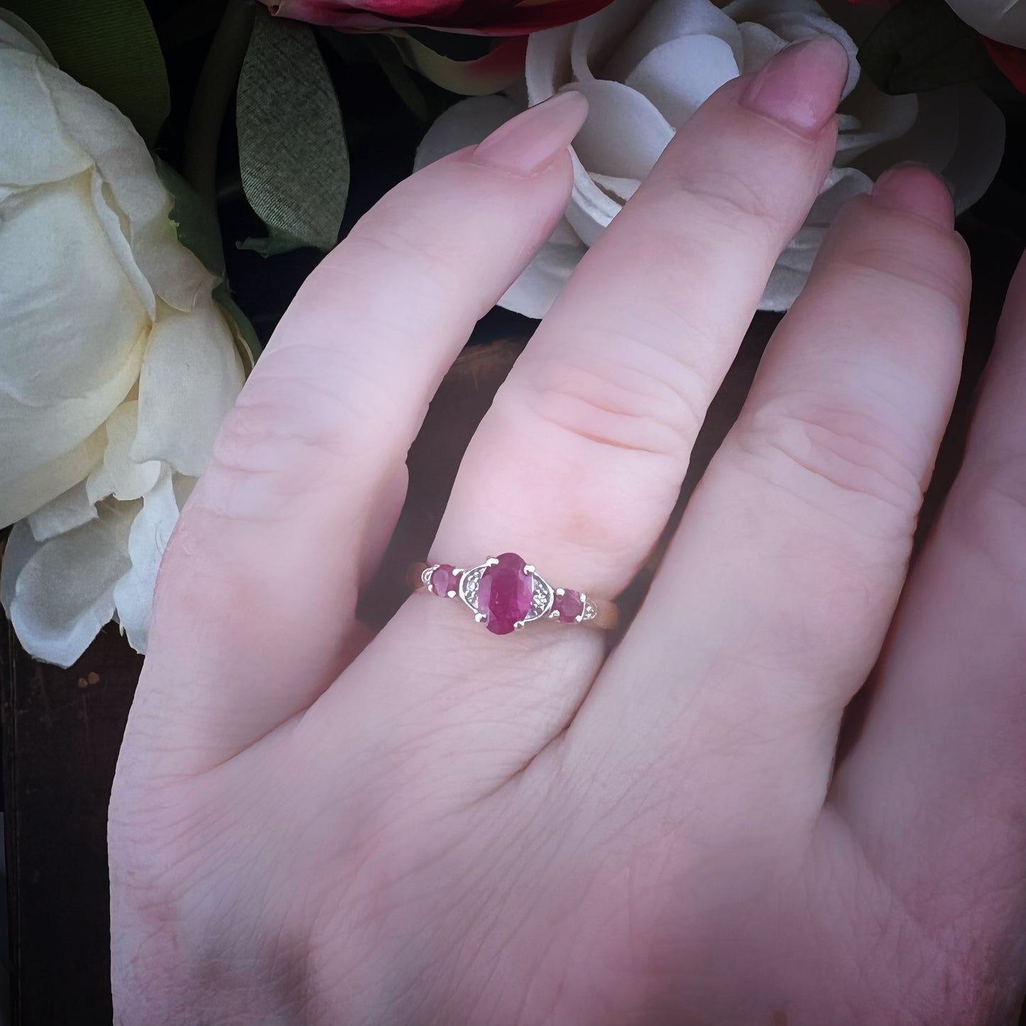 Anello inglese in oro rubino e diamanti c. 1980