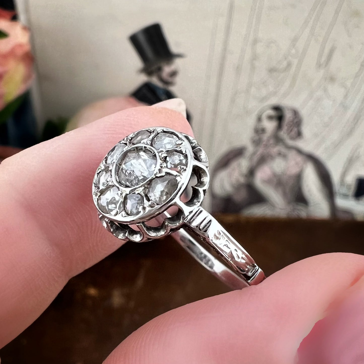 Anello Liberty anni ’20 con diamanti a motivo floreale in oro bianco 18 kt