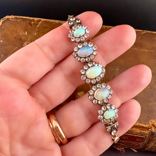 Armband aus 9 Karat Gold und Silber mit Opalen und weißen Saphiren. England, 1960er Jahre.