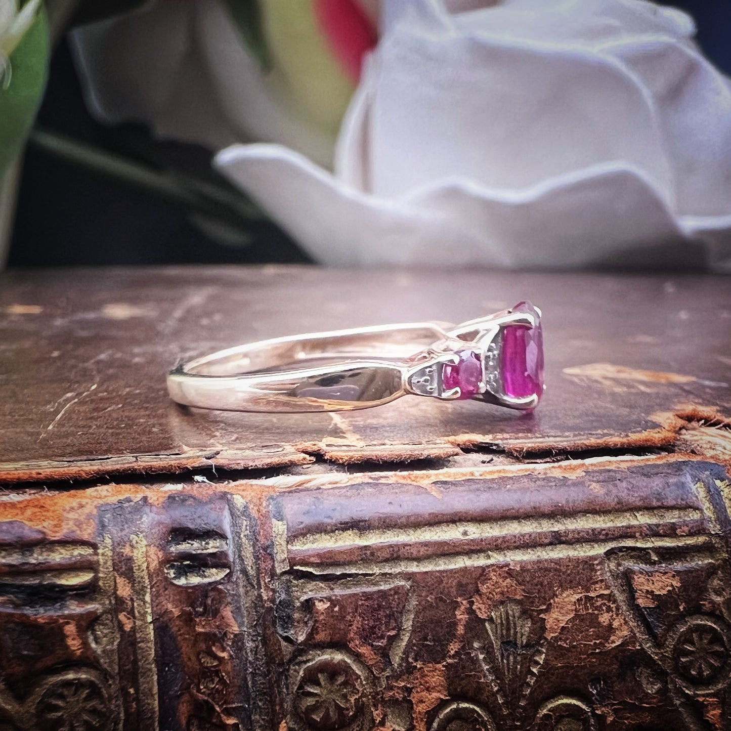 Anello inglese in oro rubino e diamanti c. 1980