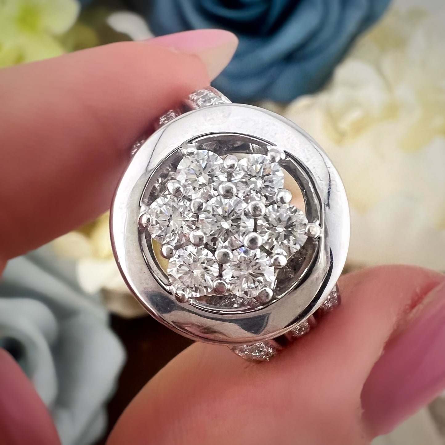 Anello vintage a margherita in oro bianco 18 kt e diamanti