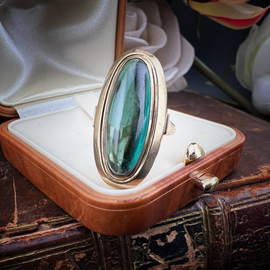 Anello Vintage con Tormalina Verde Cabochon – Oro 9 Carati | Importazione Birmingham (1960–1980)
