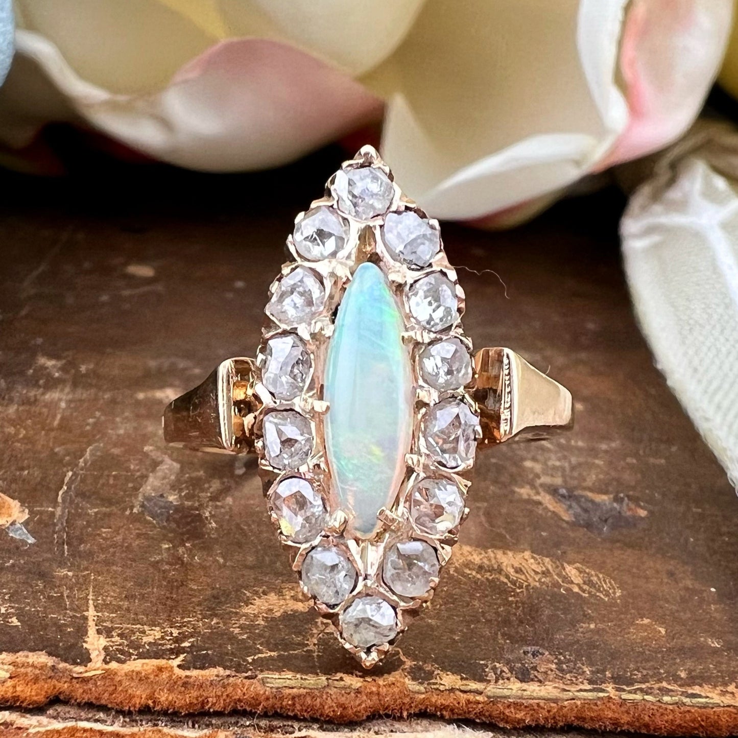 Anello Figaro oro 18k con Opale Australiano e Diamanti – Primi ‘900