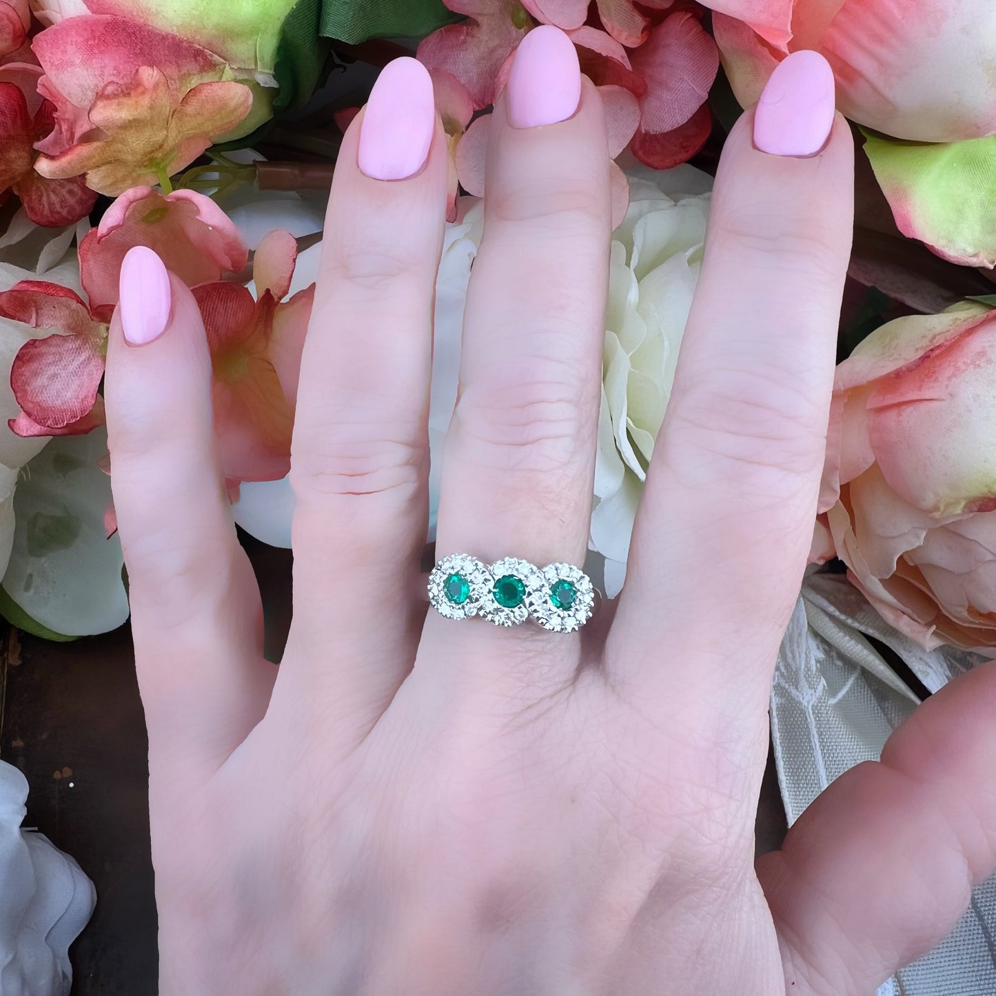 Anello Trilogy con Smeraldi e Diamanti – Oro Bianco 18k