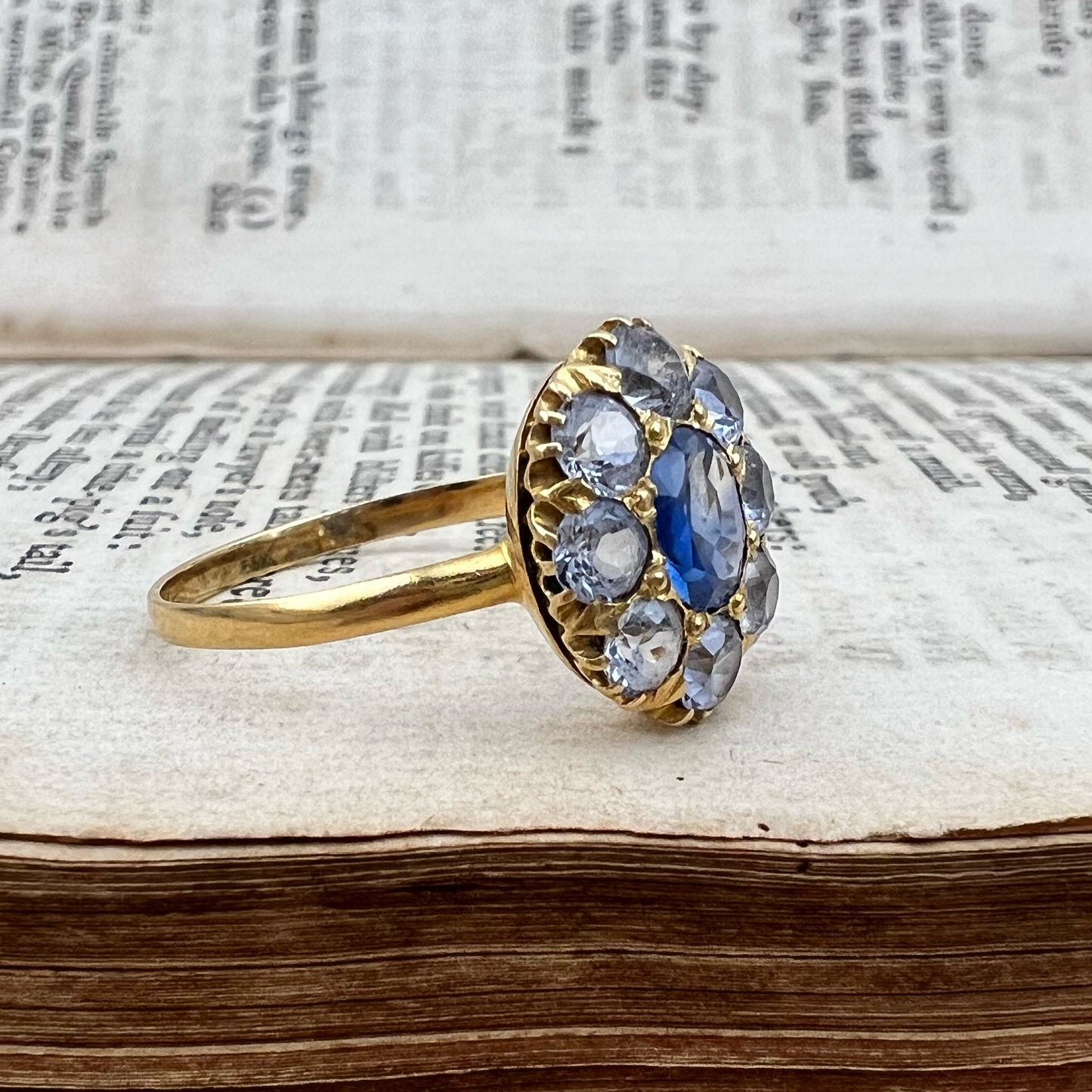 Anello vittoriano a margherita con zaffiro e acquamarine in oro 18k