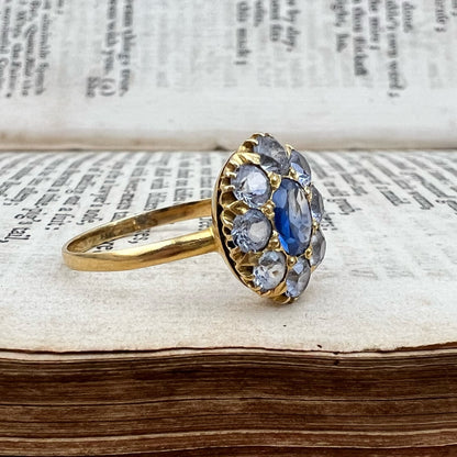 Anello vittoriano a margherita con zaffiro e acquamarine in oro 18k