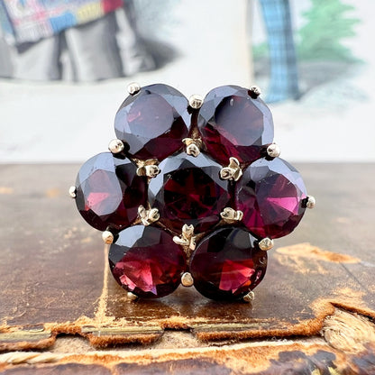 Anello vintage a grande margherita in oro e granati Londra 1975