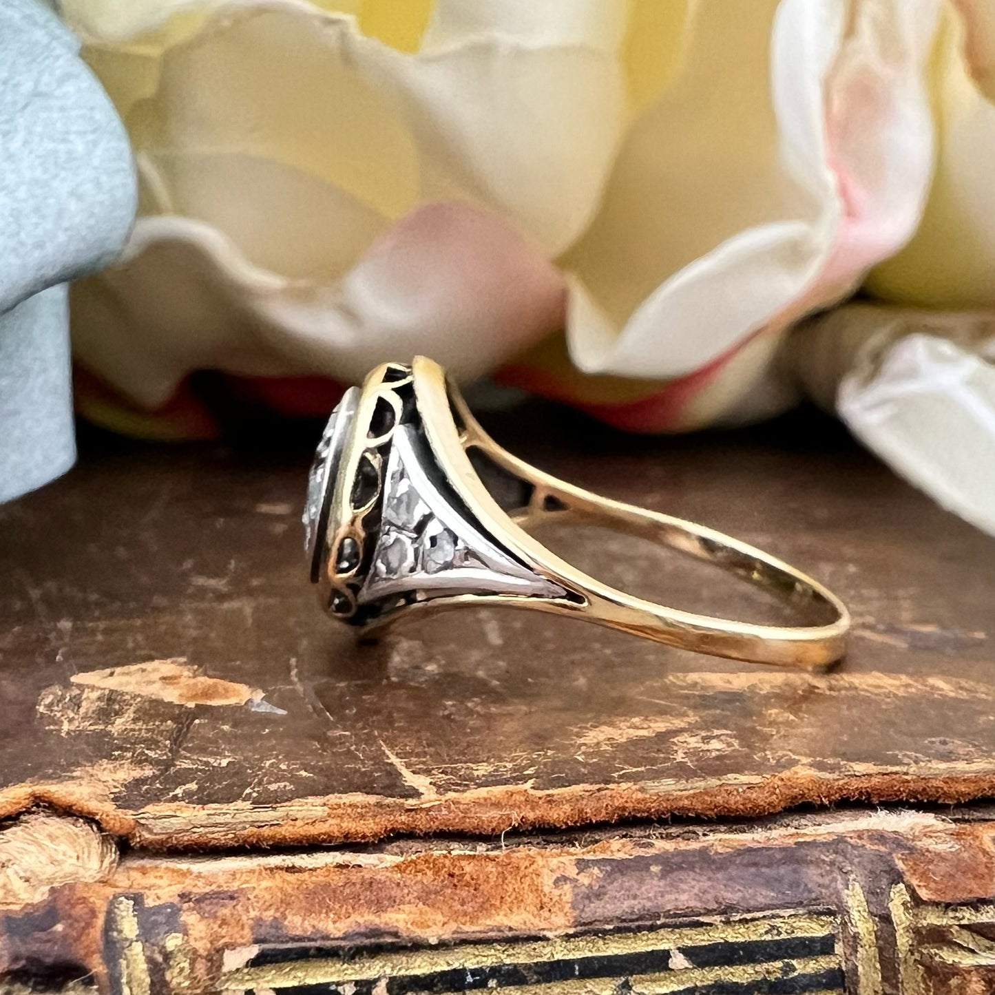 Anello toppa/Margherita in oro 18k e diamanti a rosetta. Primi ‘900