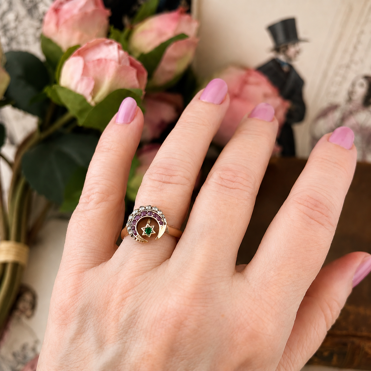 Anello vittoriano con motivi celesti. Oro rubini, diamanti e smeraldo.