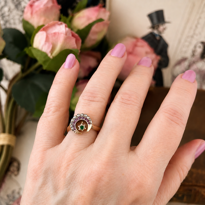 Anello vittoriano con motivi celesti. Oro rubini, diamanti e smeraldo.