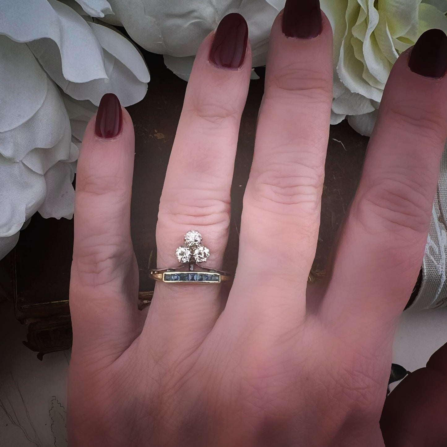 Anello “Memoria di Due Epoche” – Oro bianco e giallo 9 ct, Diamanti Old Mine e Zaffiri naturali