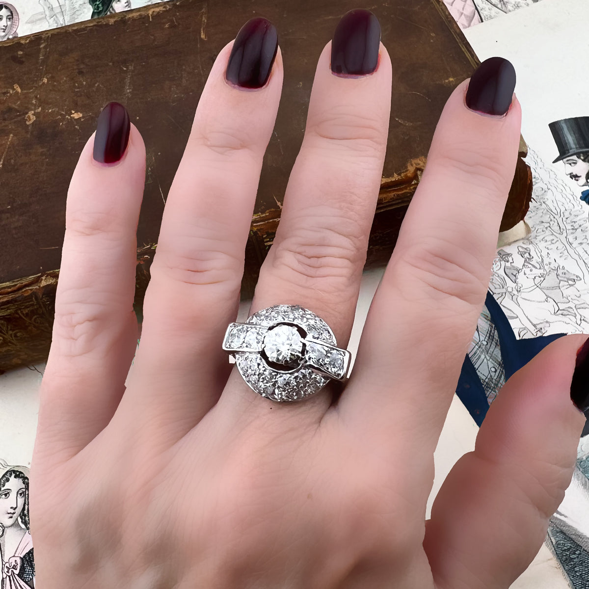 Anello a cupola Art Déco in platino con oltre 4 carati di diamanti – 1920-1940