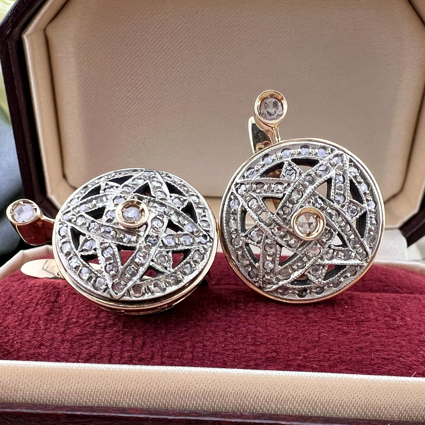 Orecchini a stella ottagramma intrecciata in oro e diamanti