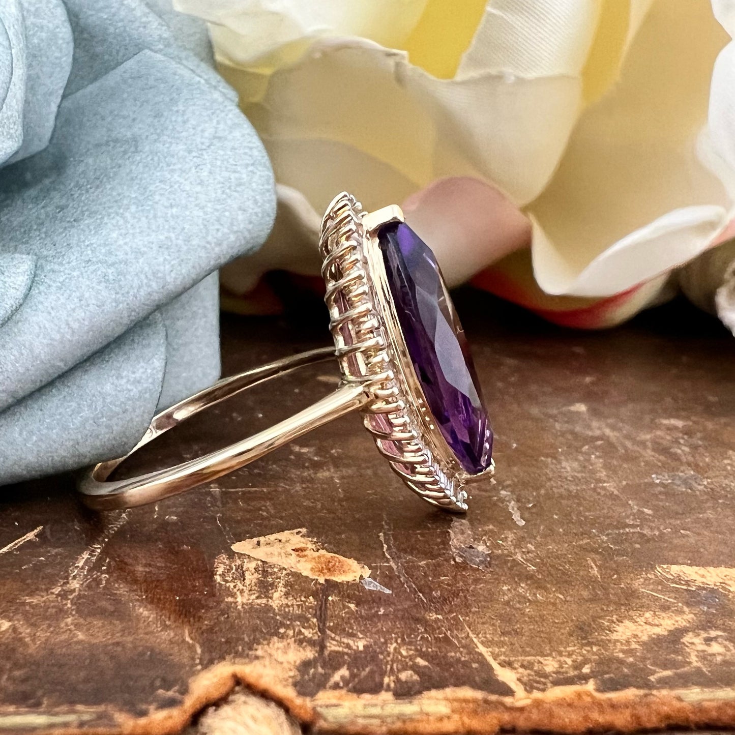Anello con ametista marquise e diamanti a baguette