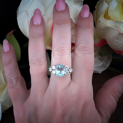 Anello in oro bianco 18 ct diamanti 1.20 ct topazio azzurro 2.80 ct