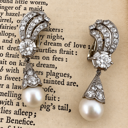 Orecchini Pendenti tardo Art Déco in Oro Bianco 18 ct con Diamanti e Perle Akoya