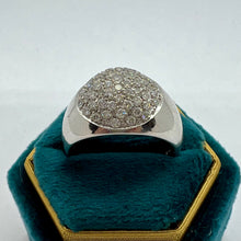Carica l&#39;immagine nel visualizzatore di Gallery, Anello pre-loved a cupola con pavè di diamanti in oro bianco 18 carati
