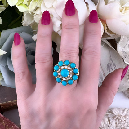 Grande anello a grappolo “Cluster” vittoriano con turchesi cabochon e diamanti “a notte”