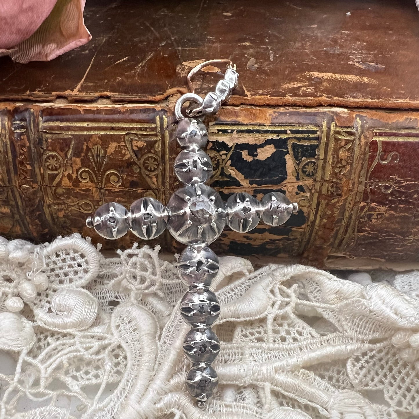 Croce Arlésienne in diamanti, argento e oro con gancio originale